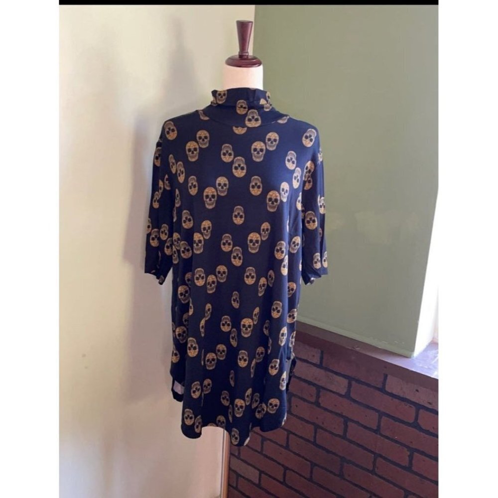 Size 2 Torrid Skulls Tunic J05‎ 77
